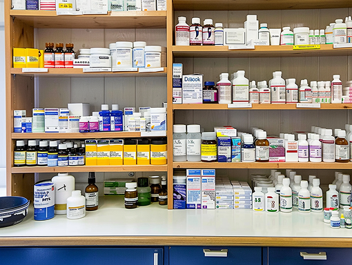 Estantería con fármacos